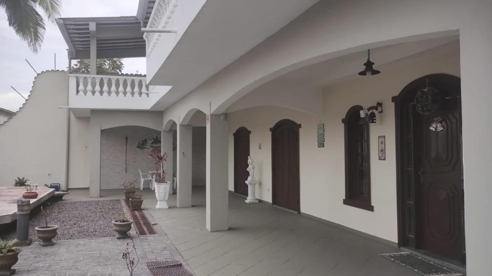 Carnaval a partir 5 diárias - 15 pessoas- Linda Casa de praia com Super piscina 12x5 Novinha com 3 níveis, Wi-Fi, Tv led,jardim , churrasqueira completa House in Itanhaém
