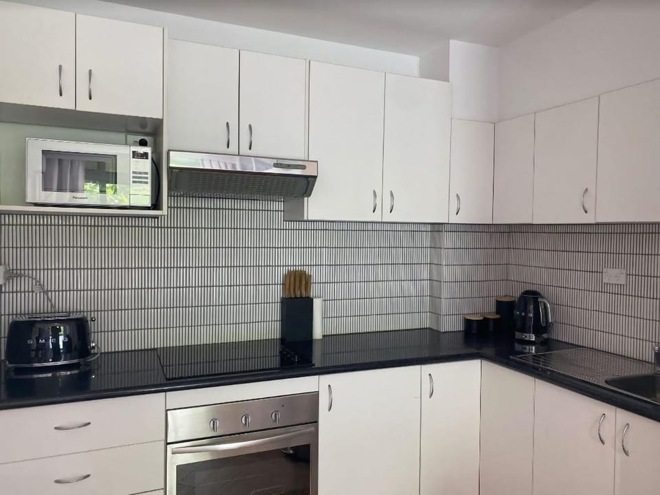 Coffee/tea facilities, Kitchen or kitchenette, dishwasher, stove, toaster