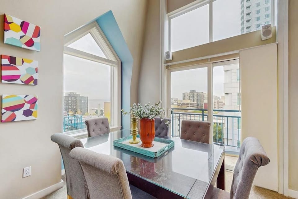 Belltown Court Sunset Suite Apartment in Belltown