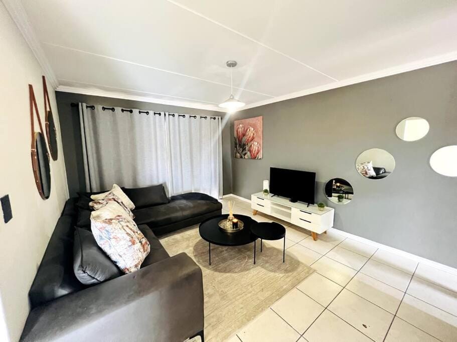 15min to OR TAMBO perfect long stay WiFi & Netflix Apartment in Gauteng