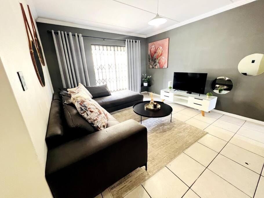 15min to OR TAMBO perfect long stay WiFi & Netflix Apartment in Gauteng