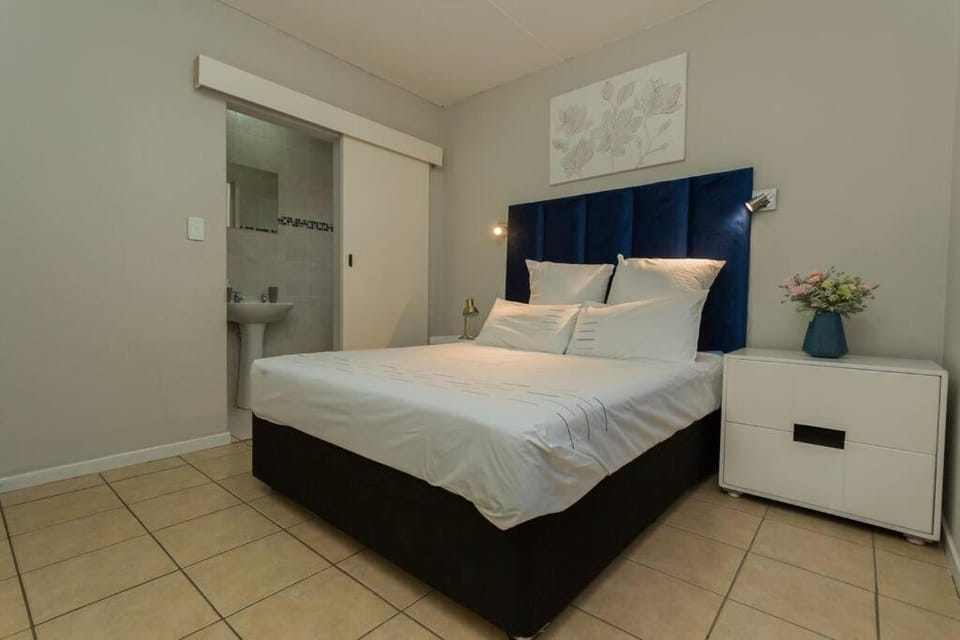15min to OR TAMBO perfect long stay WiFi & Netflix Apartment in Gauteng