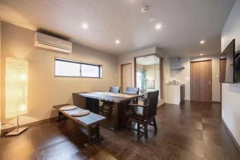 Restaurant/places to eat, TV and multimedia, Living room