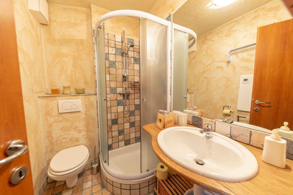 Shower, Toilet, Bathroom, towels