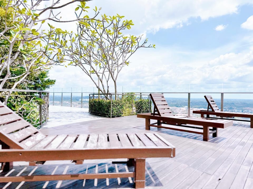 SilverScape Residence I Luxury 2-4 BR I 6-11 pax I Bathtub I Seaview I Infinity Pool I Jonker St I City Centre by Jay Stay Management Apartment in Malacca