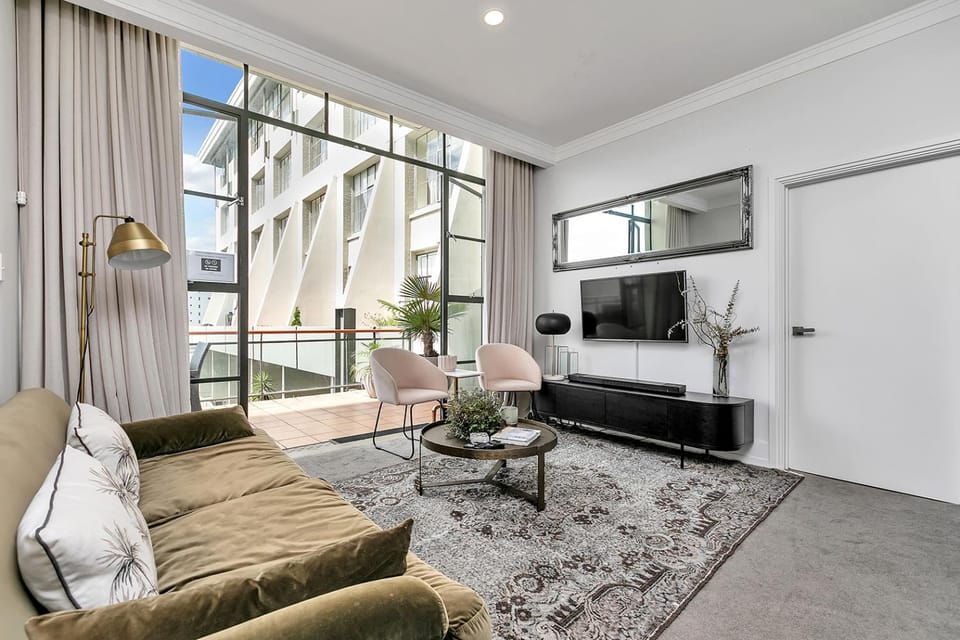 TV and multimedia, Living room, Evening entertainment