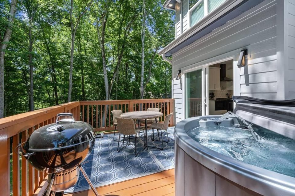 Hot Tub, Seating area