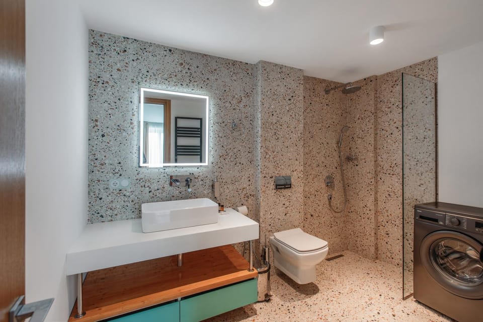 Shower, Toilet, Bathroom, towels, washing machine