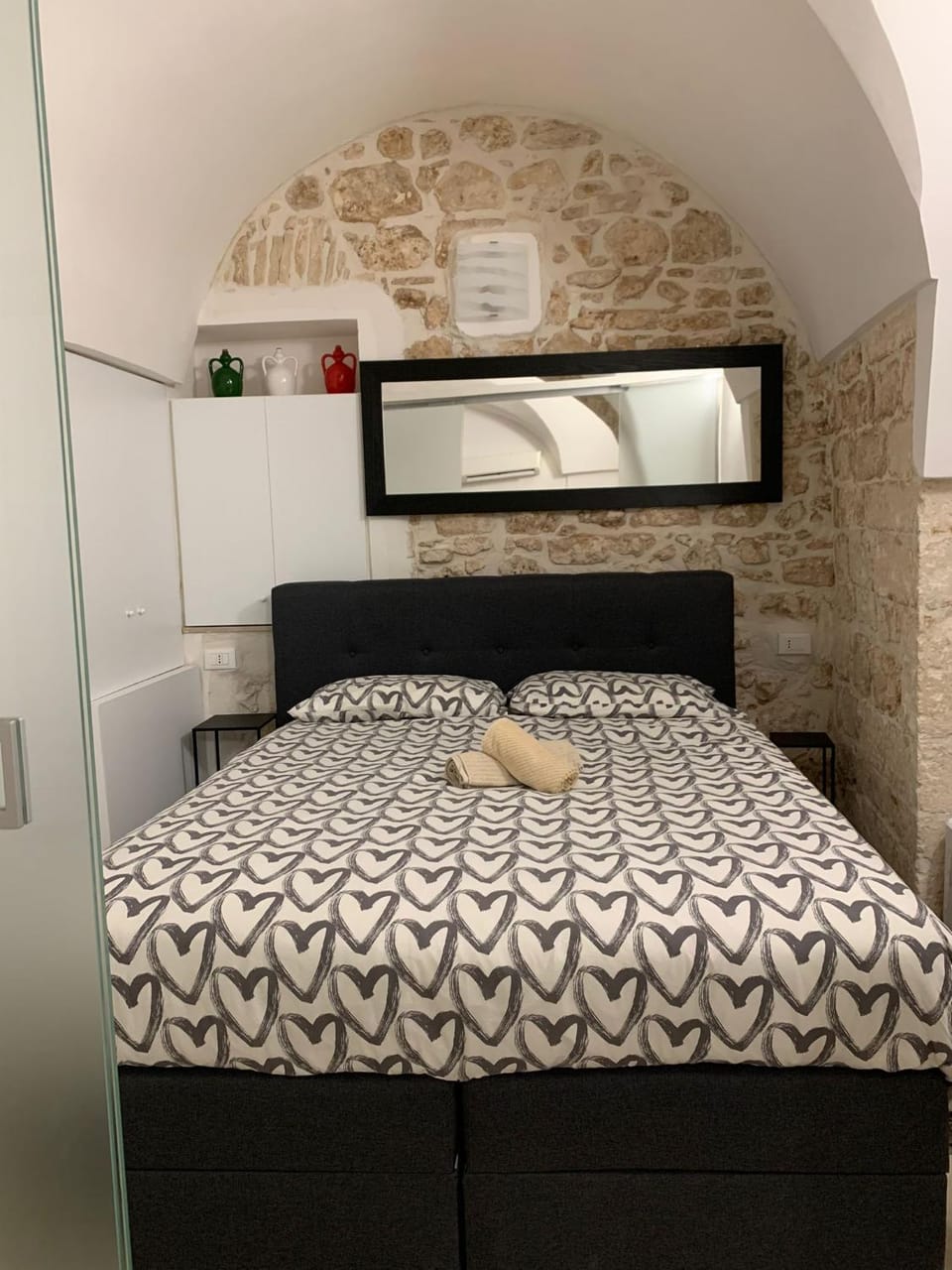 Bed, Photo of the whole room, Decorative detail, Bedroom