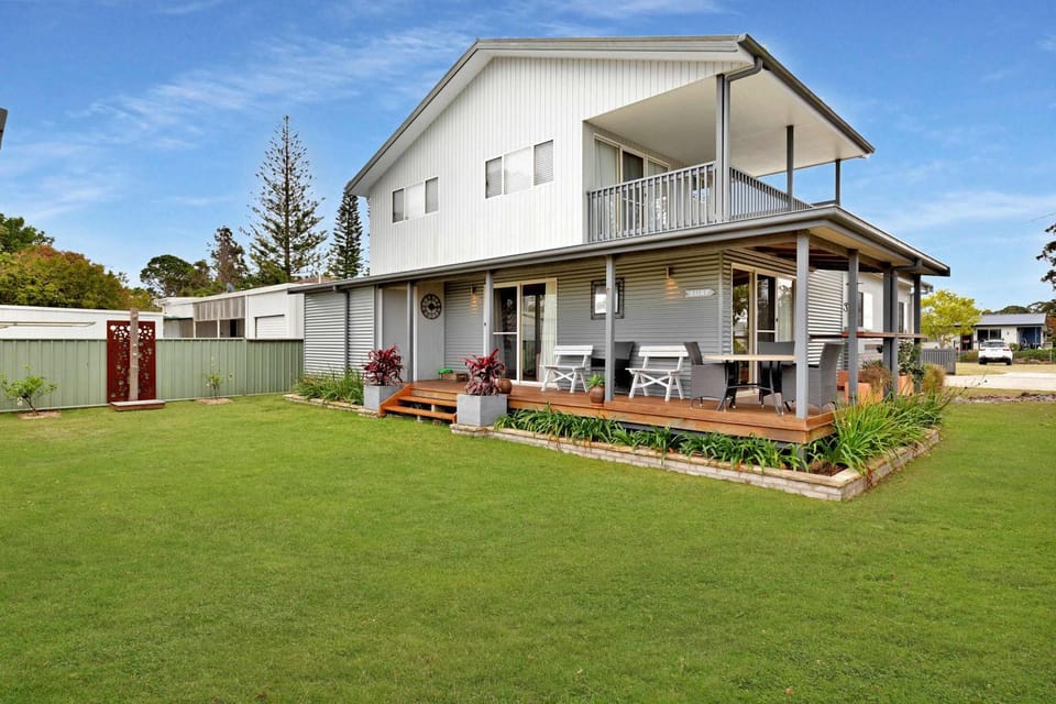 Whale Song - pet-friendly home steps to the beach House in Vincentia