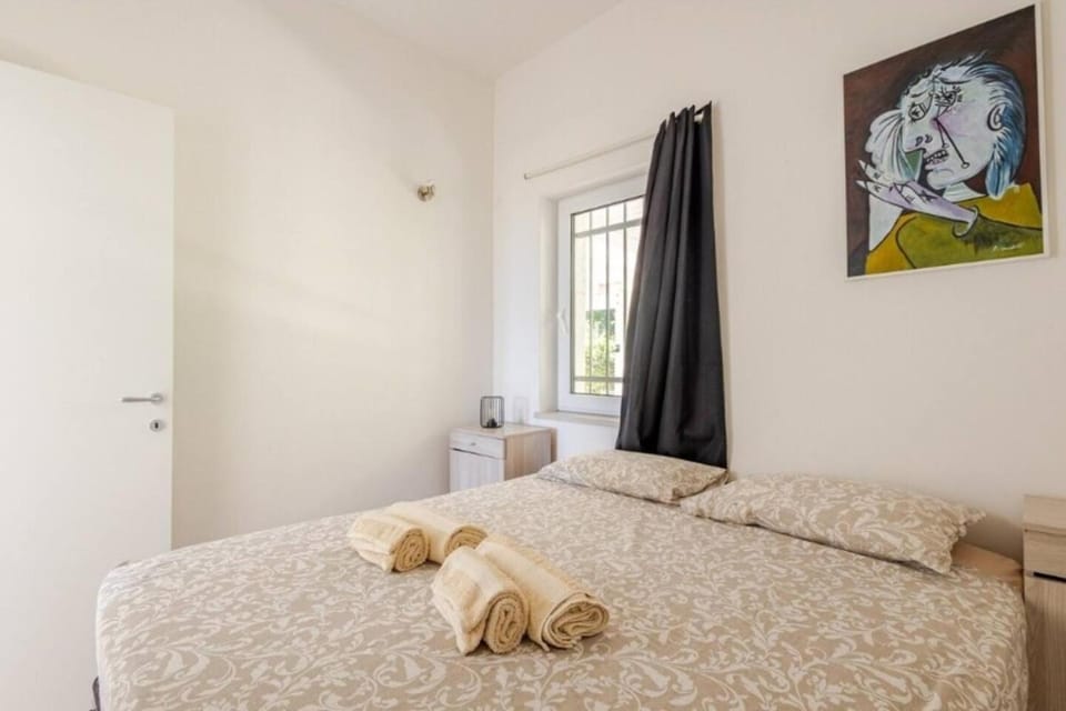 Bed, Photo of the whole room, Decorative detail, Bedroom, towels