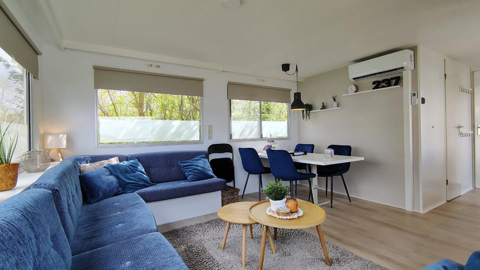 Seating area, Dining area, air conditioner