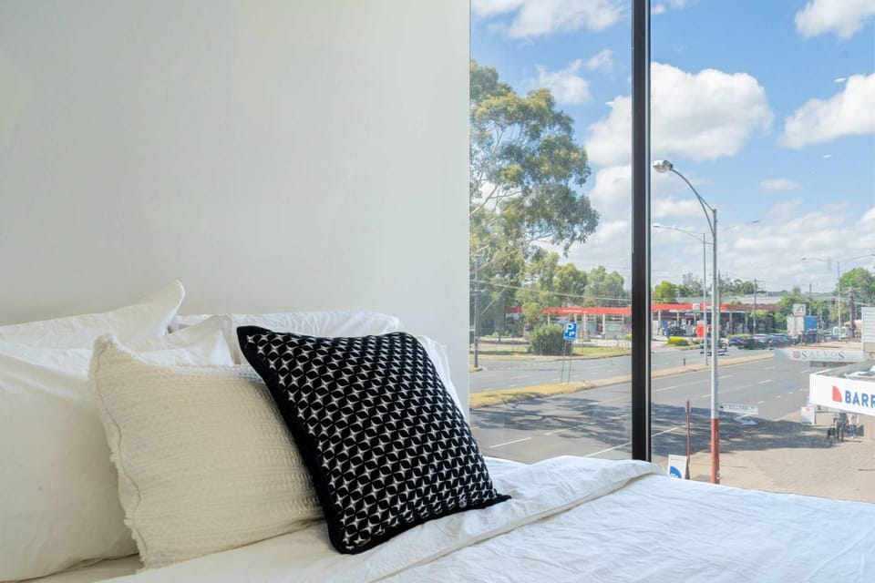 Modern Luxury 2B2B Sky Garden SmartTV Apartment in Glen Waverley