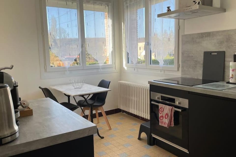 Kitchen or kitchenette, Dining area, minibar, pet friendly, stove, toaster