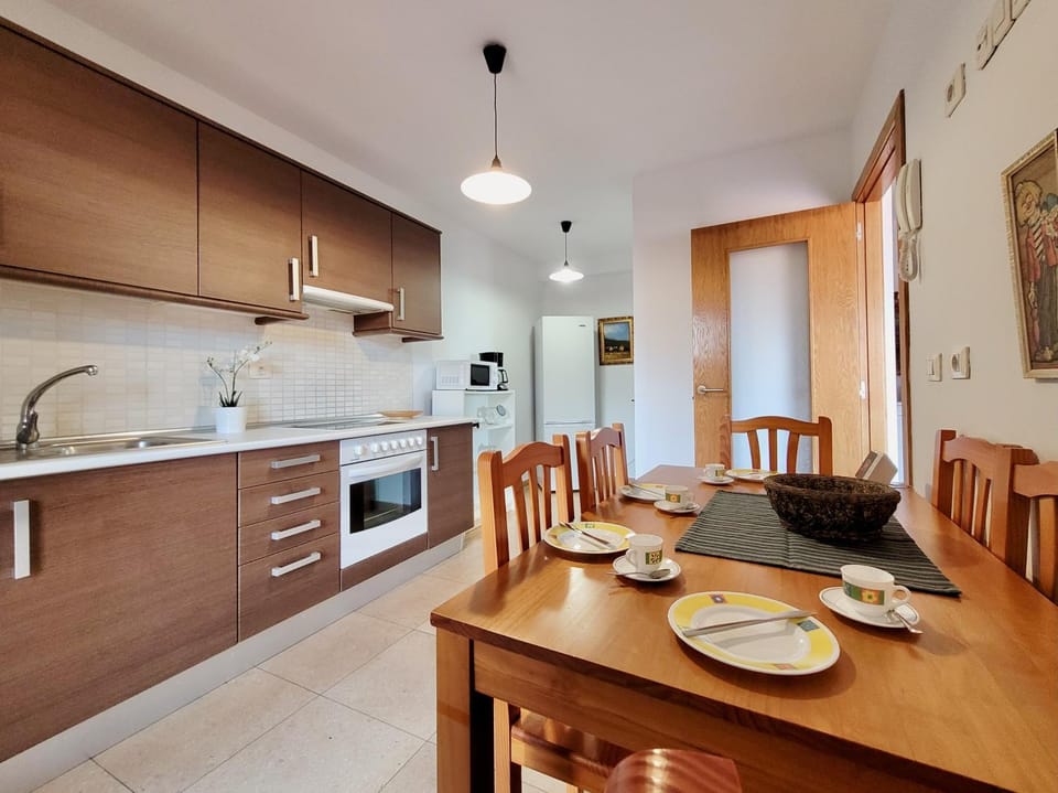 Kitchen or kitchenette, Dining area, minibar, pet friendly