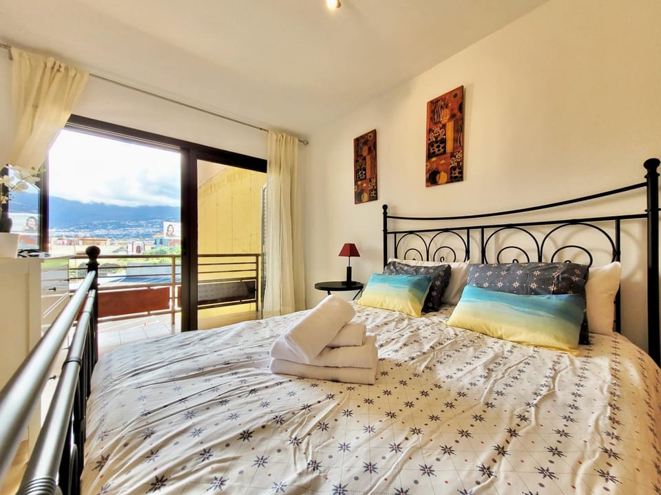 Bed, Decorative detail, Bedroom, Mountain view, towels
