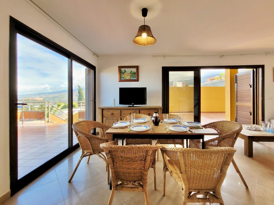 TV and multimedia, View (from property/room), Dining area