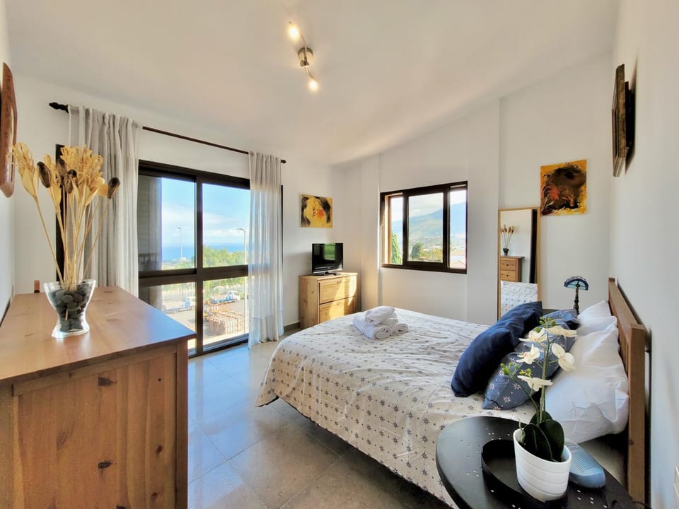 Bed, TV and multimedia, View (from property/room), Photo of the whole room, Decorative detail, Bedroom, Mountain view, Street view