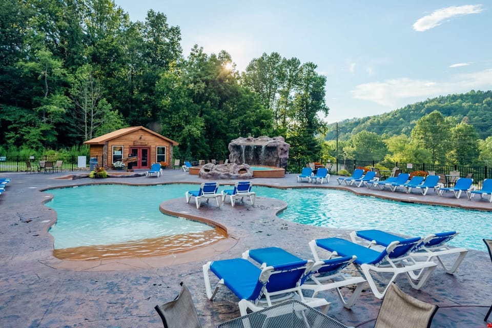 Gatlinburg Mountain Cabin 4 Mi to National Park! Cabin in Pittman Center