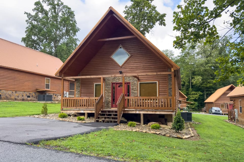 Gatlinburg Mountain Cabin 4 Mi to National Park! Cabin in Pittman Center