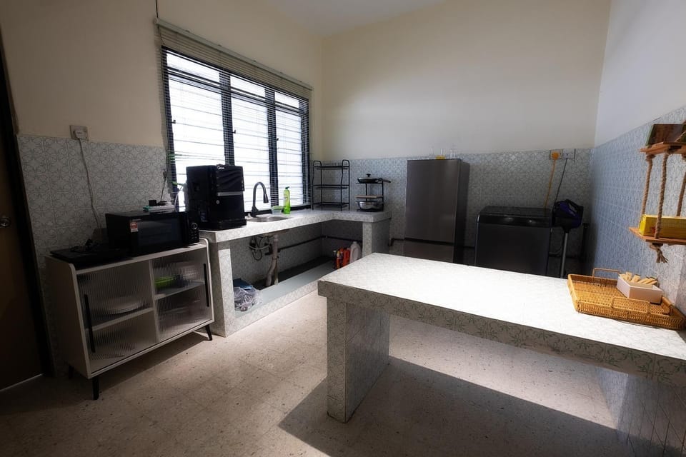 Kitchen or kitchenette, minibar