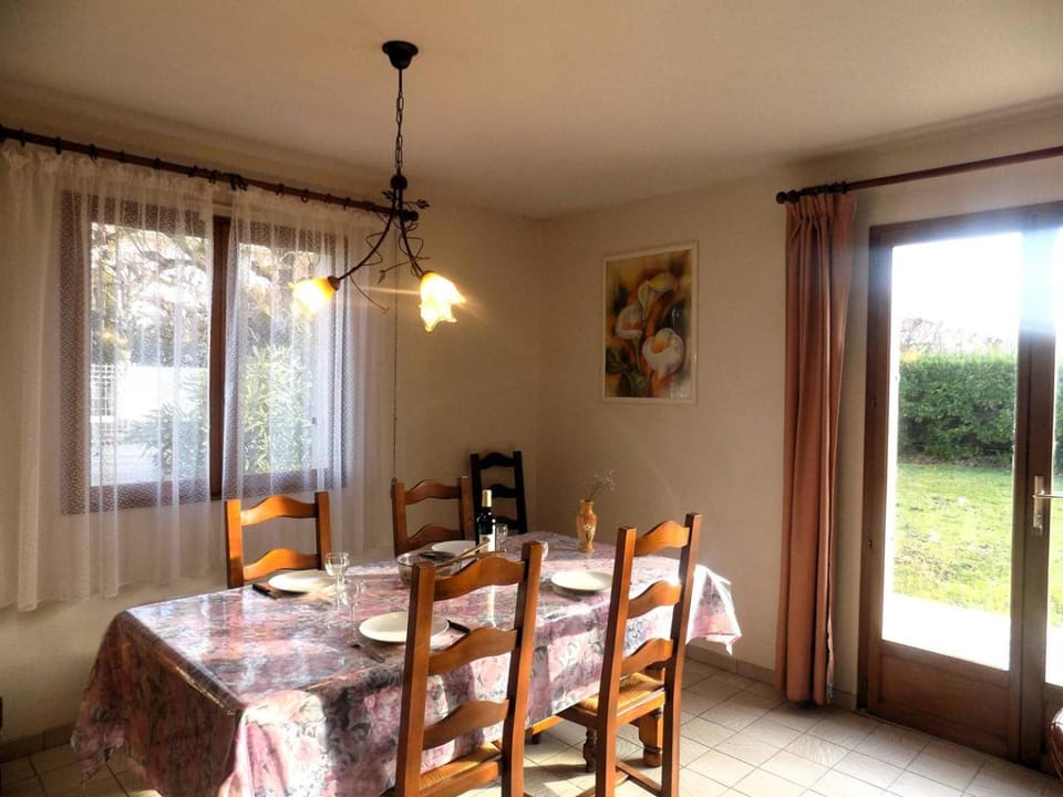 Living room, Seating area, Dining area, hair dresser