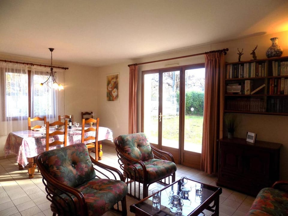 Library, Living room, Seating area, Dining area, hair dresser