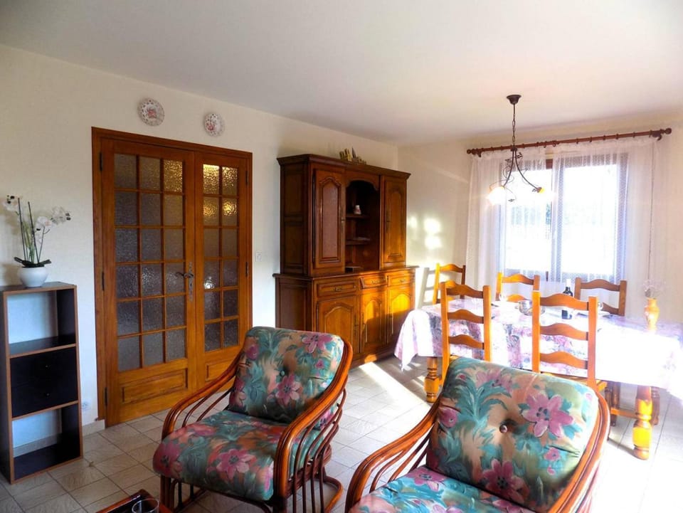 Living room, Seating area, Dining area, hair dresser