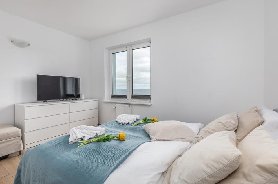 Bed, TV and multimedia, Photo of the whole room, Bedroom, towels