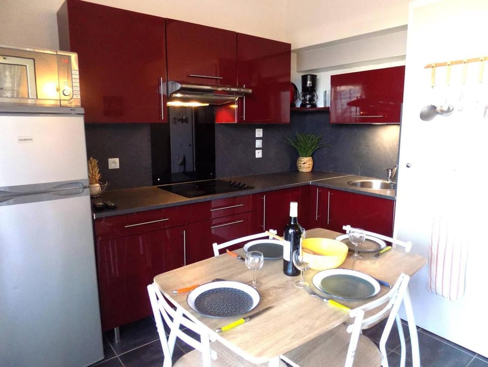 Kitchen or kitchenette, Dining area, stove