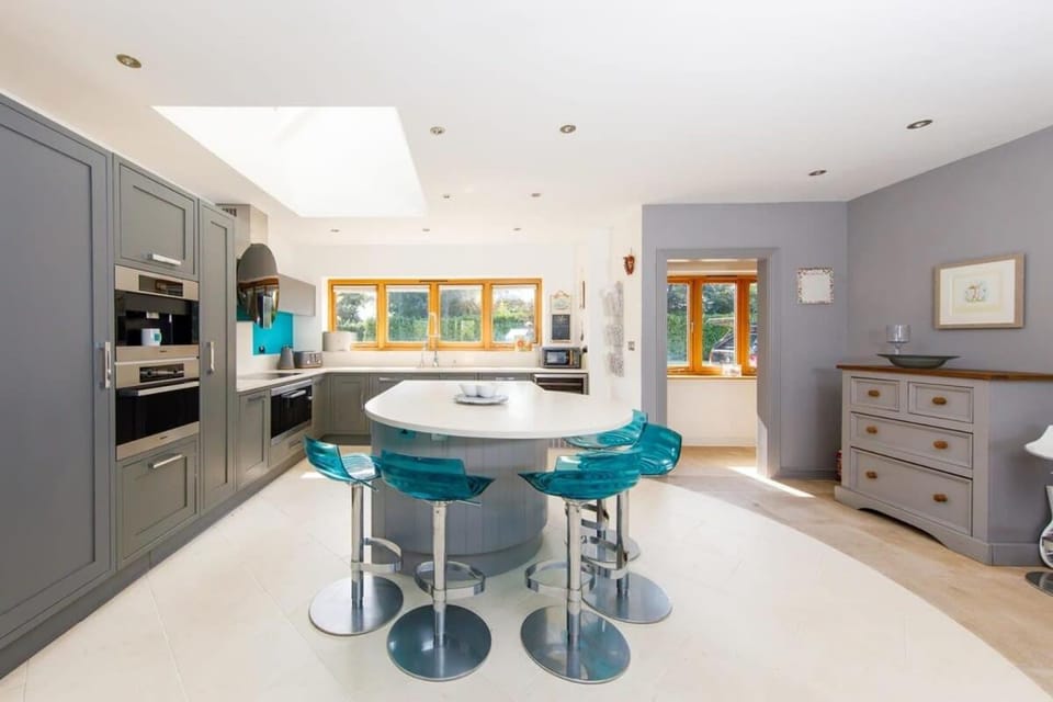 Secluded barn style home with hot tub - sleeps 12 House in Chichester District