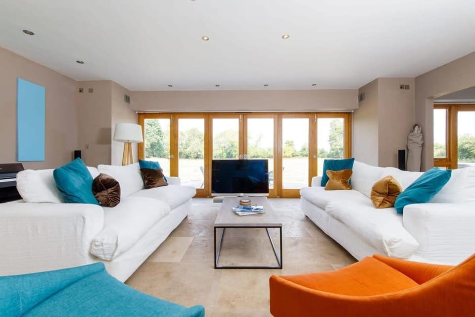 Secluded barn style home with hot tub - sleeps 12 House in Chichester District