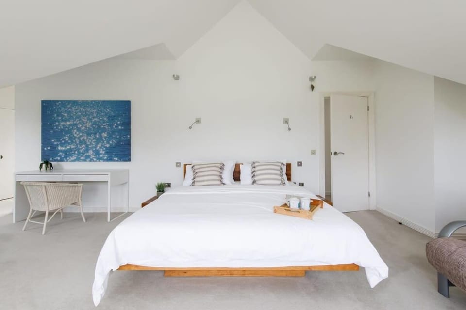 Secluded barn style home with hot tub - sleeps 12 House in Chichester District