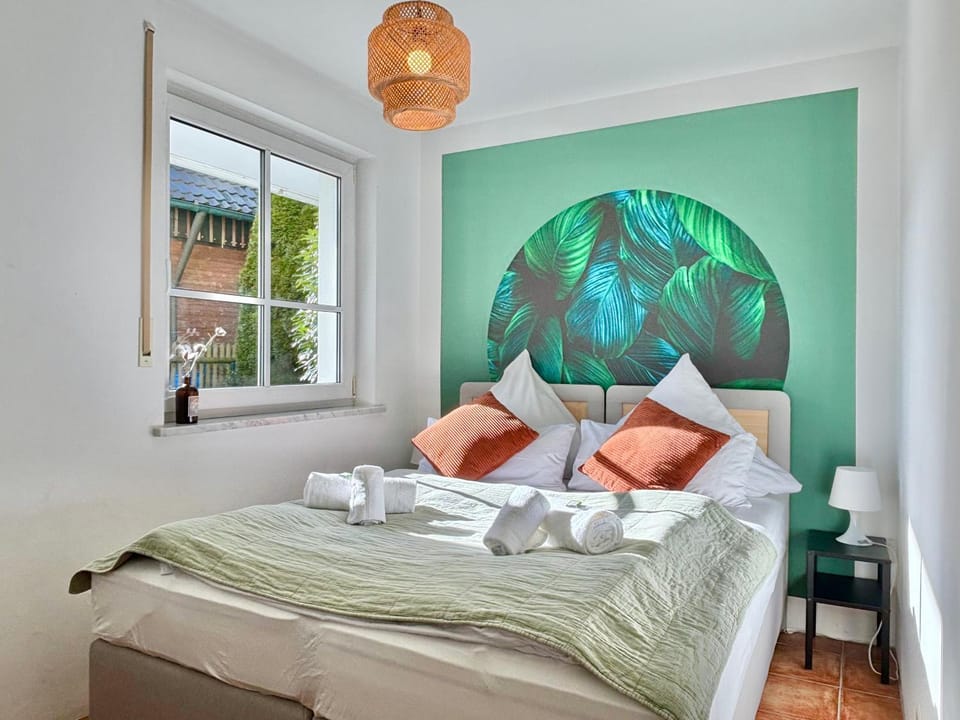Bed, Bedroom, Garden view