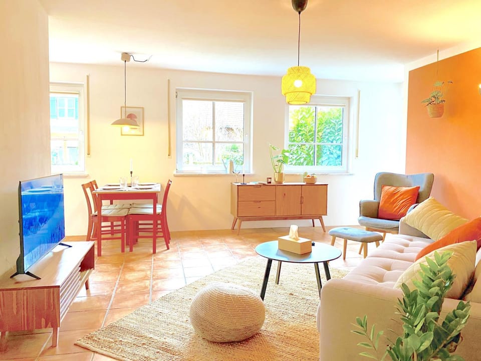 Communal lounge/ TV room, TV and multimedia, Living room, Dining area