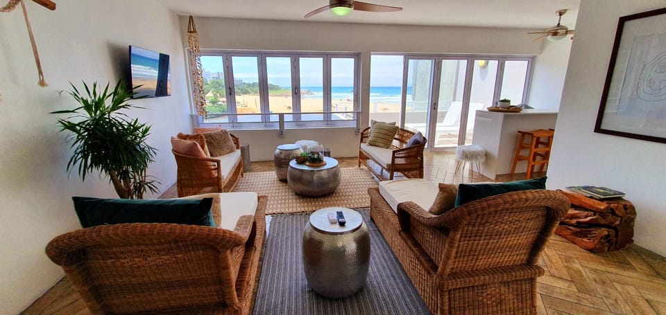 TV and multimedia, Living room, Seating area, Dining area, fireplace