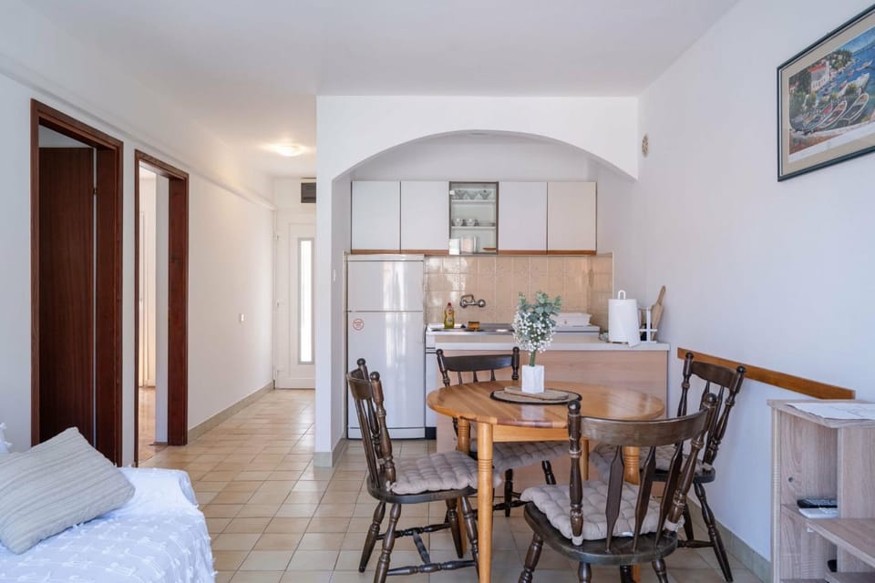Kitchen or kitchenette, Photo of the whole room, Dining area
