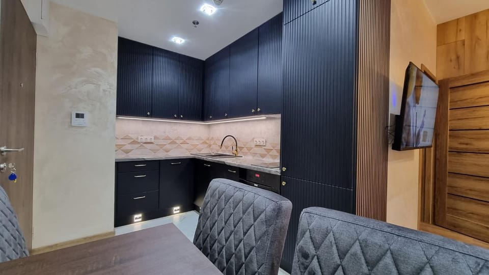 Communal lounge/ TV room, TV and multimedia, Kitchen or kitchenette, Living room, Seating area, wardrobe