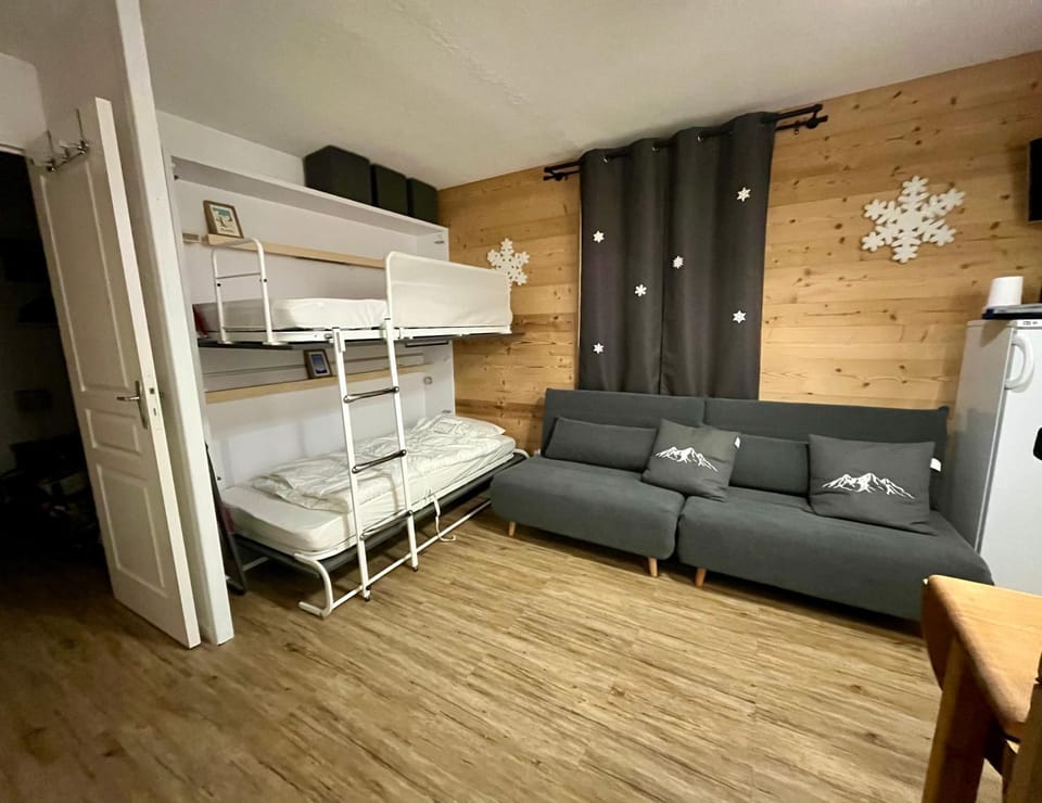 Seating area, bunk bed