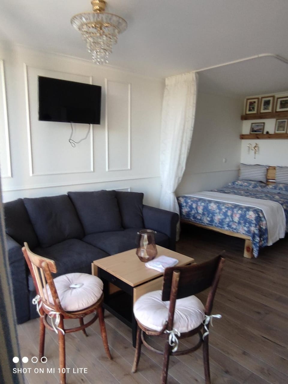 Bed, TV and multimedia, Seating area