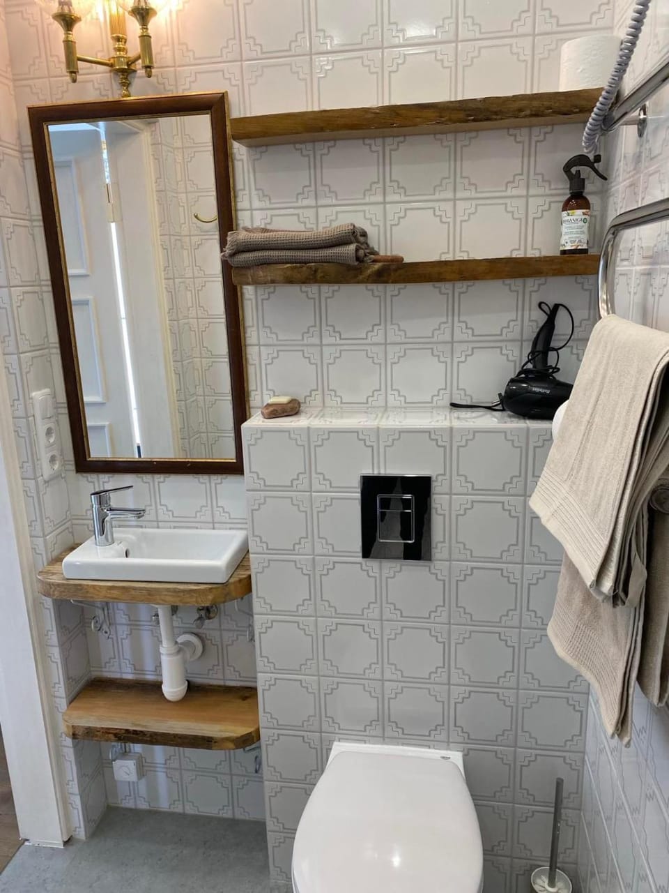 Toilet, heating, towels