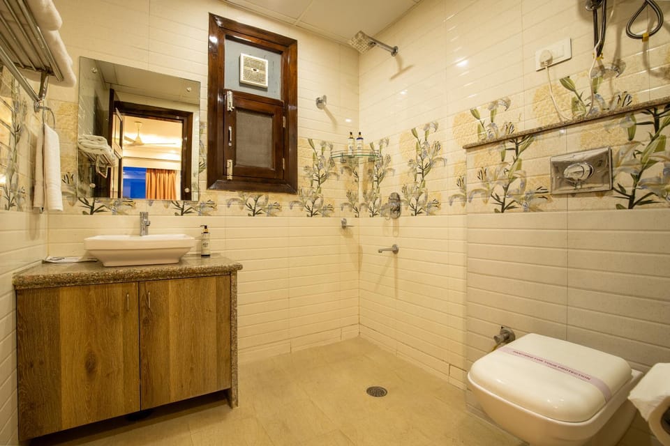 Shower, Toilet, Bathroom, towels