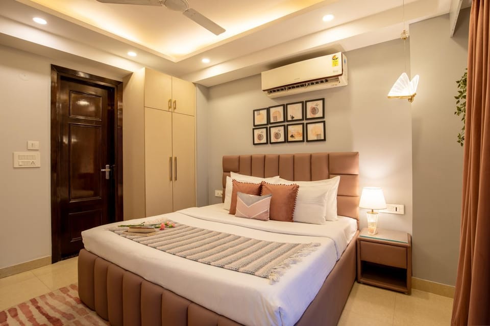 Bed, Living room, Photo of the whole room, Seating area, Bedroom, wardrobe, air conditioner