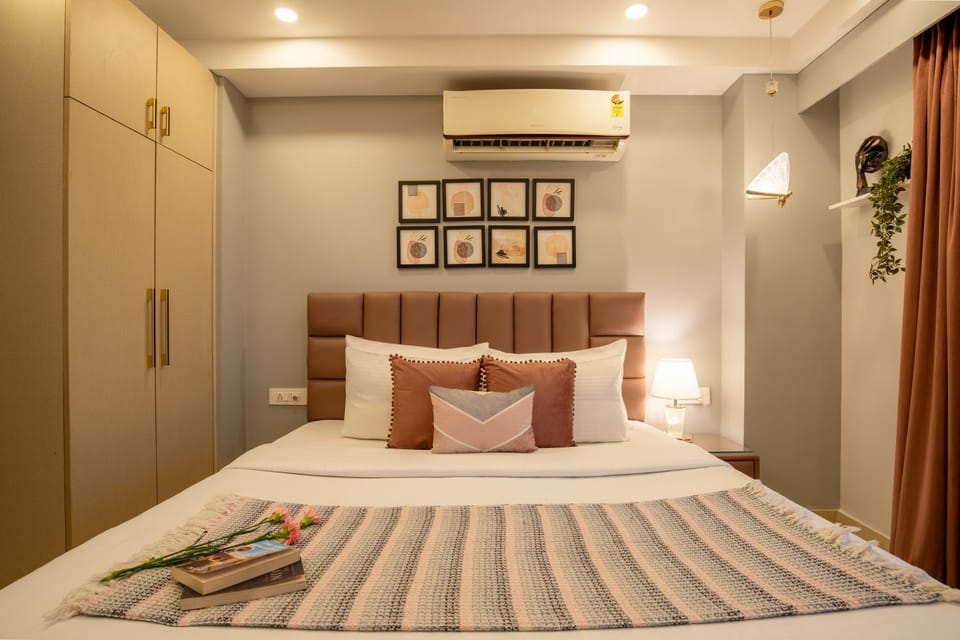 Bed, Living room, Photo of the whole room, Seating area, Bedroom, wardrobe, air conditioner