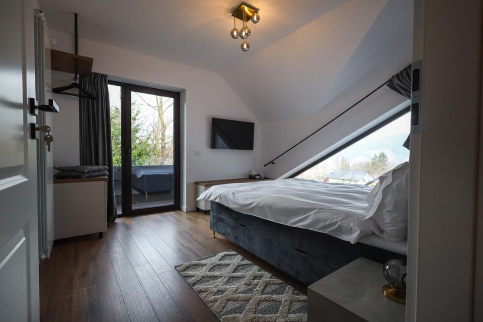 Bed, TV and multimedia, Photo of the whole room, Bedroom
