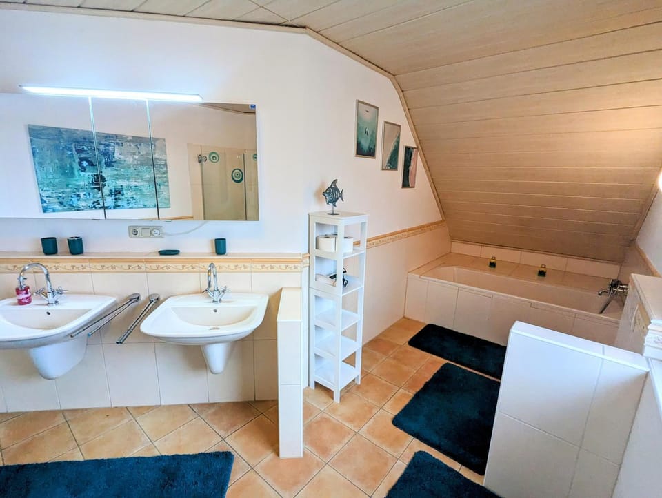 Shower, Toilet, Bathroom, Bath, towels