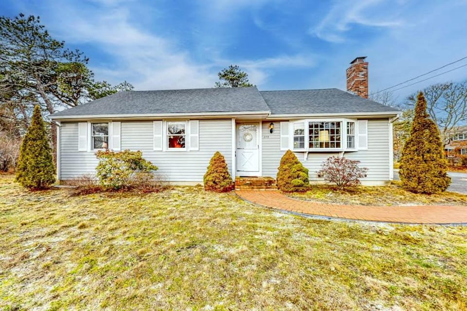 Corner Cottage House in South Chatham