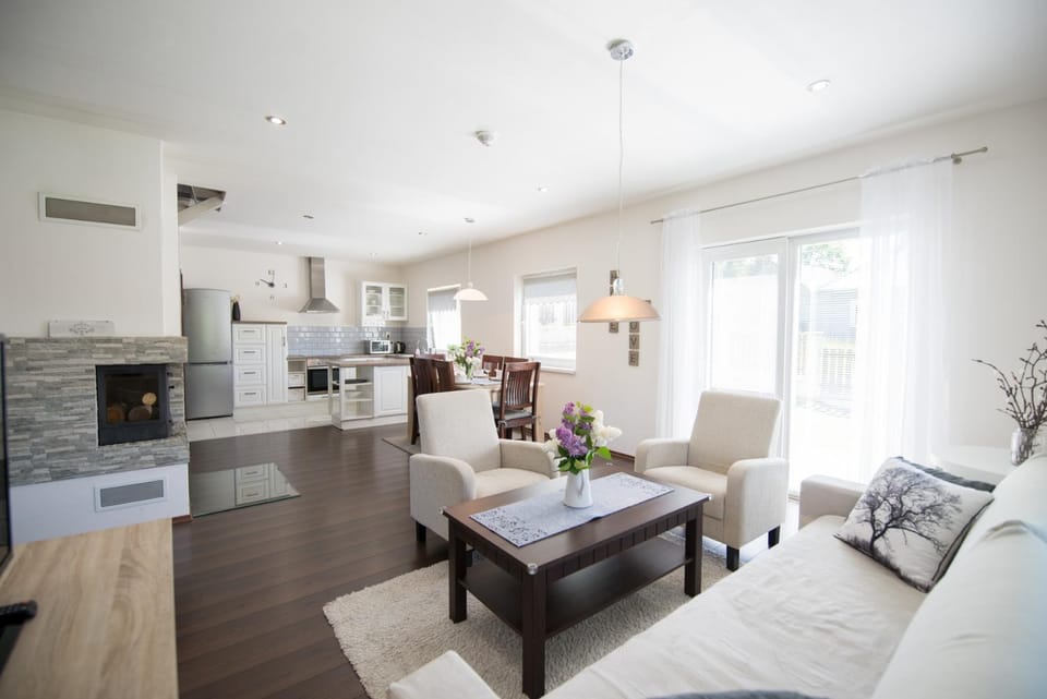 Kitchen or kitchenette, Living room, Seating area