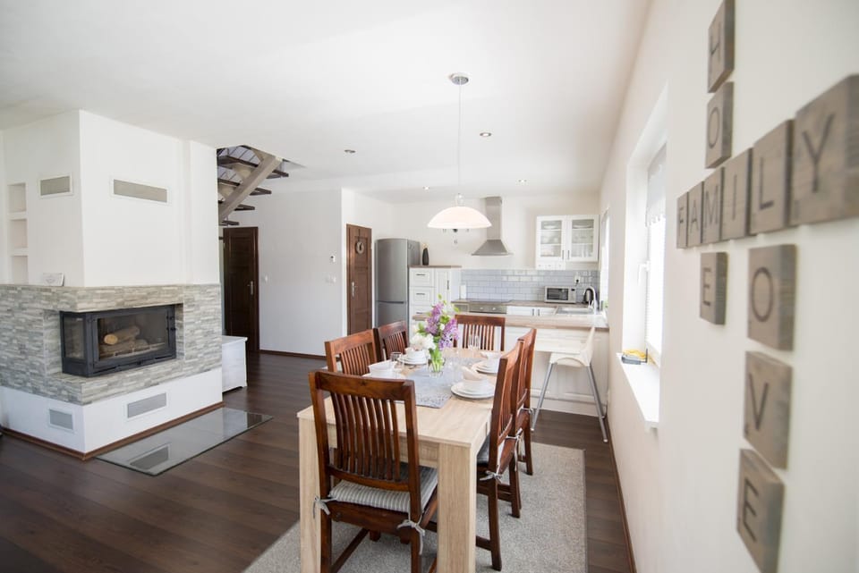 Kitchen or kitchenette, Seating area, Dining area