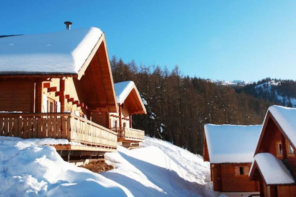 Grand chalet en bois avec vue splendide Chalet in Provence-Alpes-Côte d'Azur
